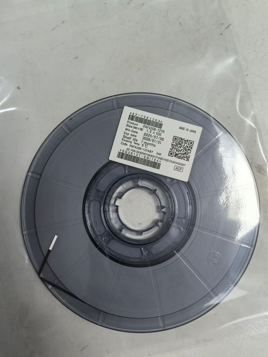 ACF (Filme Condutor Anisotrópico) é um material essencial indispensável na produção de telas LCD.