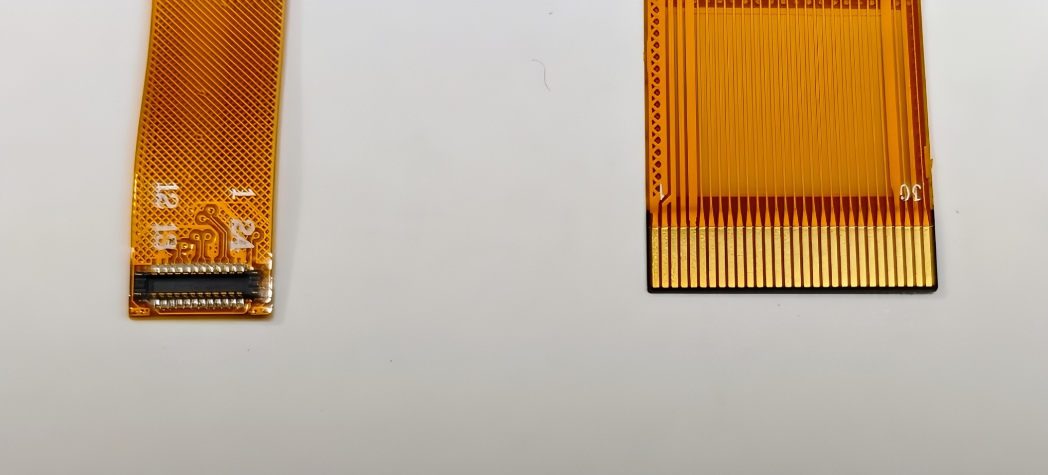 É melhor usar um conector B para B ou um plugue dourado para cabos de vídeo flexíveis?